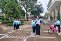 Hon đa Trung Thạch trao mũ cho học sinh lớp 1 trường Tiểu học Nguyễn Trãi