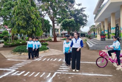 Hon đa Trung Thạch trao mũ cho học sinh lớp 1 trường Tiểu học Nguyễn Trãi