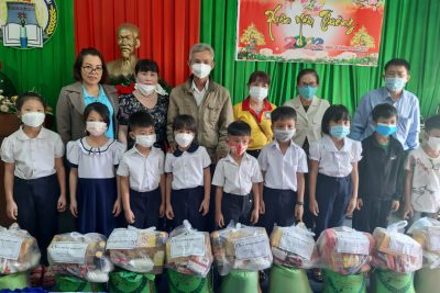 TRAO QUÀ  HỌC SINH NGHÈO