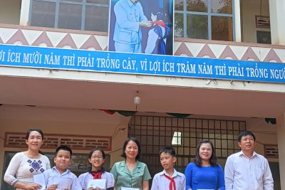 Trao thưởng nóng cho GV- HS đạt thành tích cấp quốc gia năm học 2022-2023