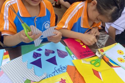 Hoạt động trải nghiệm : Làm thiệp chúc mừng dành cho khối 2