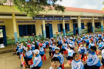 Tuyên truyền Luật an toan giao thông và trao mũ bảo hiểm cho học sinh lớp 1 năm học 2023- 2024